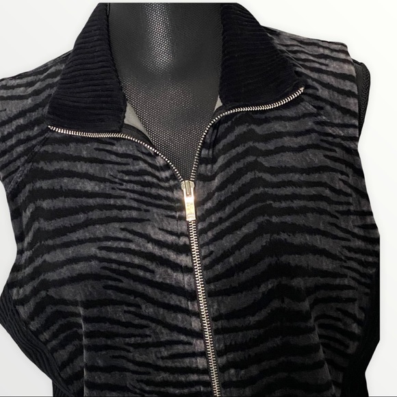 JNY Sport Vest PXL Black Gray Animal Print Zippered Velour Knit - Picture 2 of 5